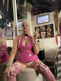 Older hellcats are posing undressed on pics