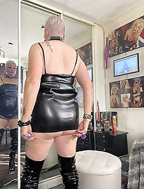 Blonde mature cougars are masturbating