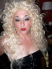 Long-legged older whore in good shape