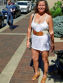 Older babes are posing nude on pictures