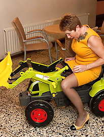 Lusty mature damsel is having fun with her boyfriend