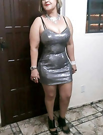 Tattooed mature girl is masturbating herself