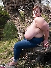 French experienced strumpets are posing outdoors