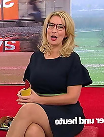 Flexible lass is taking off her dress for money